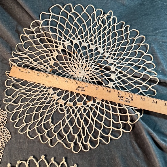 Set/3 VTG Round Doilies - Picture 7 of 7